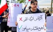 تجمع دانشجویان مقابل سازمان انرژی اتمی در اعتراض به سیاسی کاری آژانس همزمان با سفر گروسی