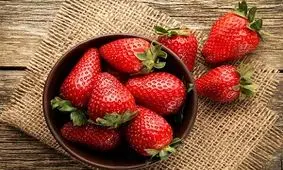 نقش توت فرنگی در مراقبت از پوست