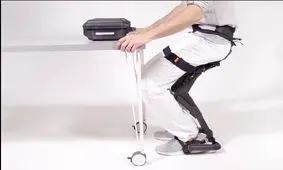 صندلی پوشیدنی با اسکلتی تاشو برای نشستن در هر موقعیتی/ ویدئو