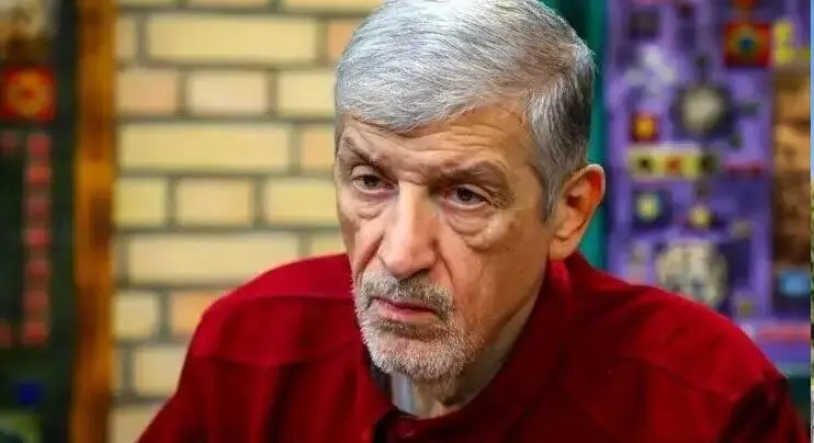 یک جریان تندرو فتوا می‌دهد، سلاح، پول و تشکیلات دارد و رسانه و صداوسیما را نیز در اختیار دارد/ نگرانیم این است که نظام جمهوری اسلامی با وجود شناخت این جریان و ضرباتی که از آنها خورده، برخورد مؤثری انجام نمی‌دهد/ یک مجری صداوسیما در صادرات نفت نیز فعال است
