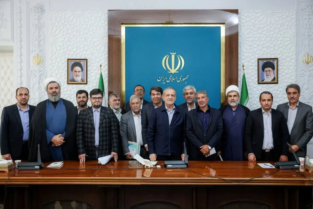  پزشکیان : تفویض اختیار به استان‌ها در راستای رفع خودتحریمی‌ها انجام شد


