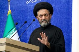 اذن و عدم اذن به مذاکره با آمریکا از اختیارات رهبری است/ ایشان هم مشرف به اقدامات مسئولین است و هم مشرف به مصالح کلان کشور/ در این جنگ ایران نه از روسیه، نه چین و نه از جناح‌های مقاومت مثل حزب‌الله و انصارالله و حشدالشعبی کمک نخواست