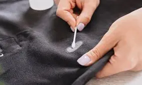 چگونه غلط گیر را از روی لباس مدرسه پاک کنیم؟
