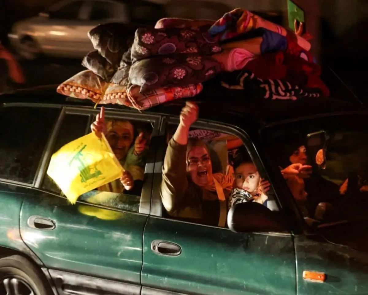 مردم لبنان با اهتزاز پرچم حزب‌الله آتش‌بس را جشن گرفتند