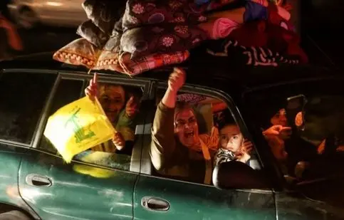 مردم لبنان با اهتزاز پرچم حزب‌الله آتش‌بس را جشن گرفتند