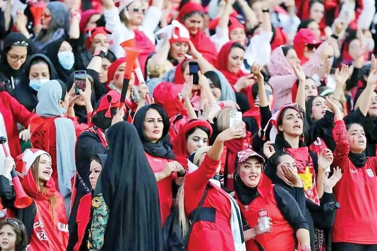 خانم‌ها پوشش فاطمی، آقایان در هیئت مایکل جکسون!/ در نقد جریانی که دوباره علیه حضور زنان در ورزشگاه‌ها برخاسته است