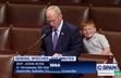 شیطنت پسر خردسال نماینده کنگره آمریکا هنگام سخنرانی پدرش/ ویدئو