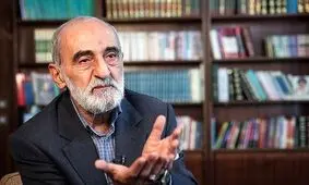 شریعتمداری: حامیان مذاکره یا احمق هستند یا خائن

