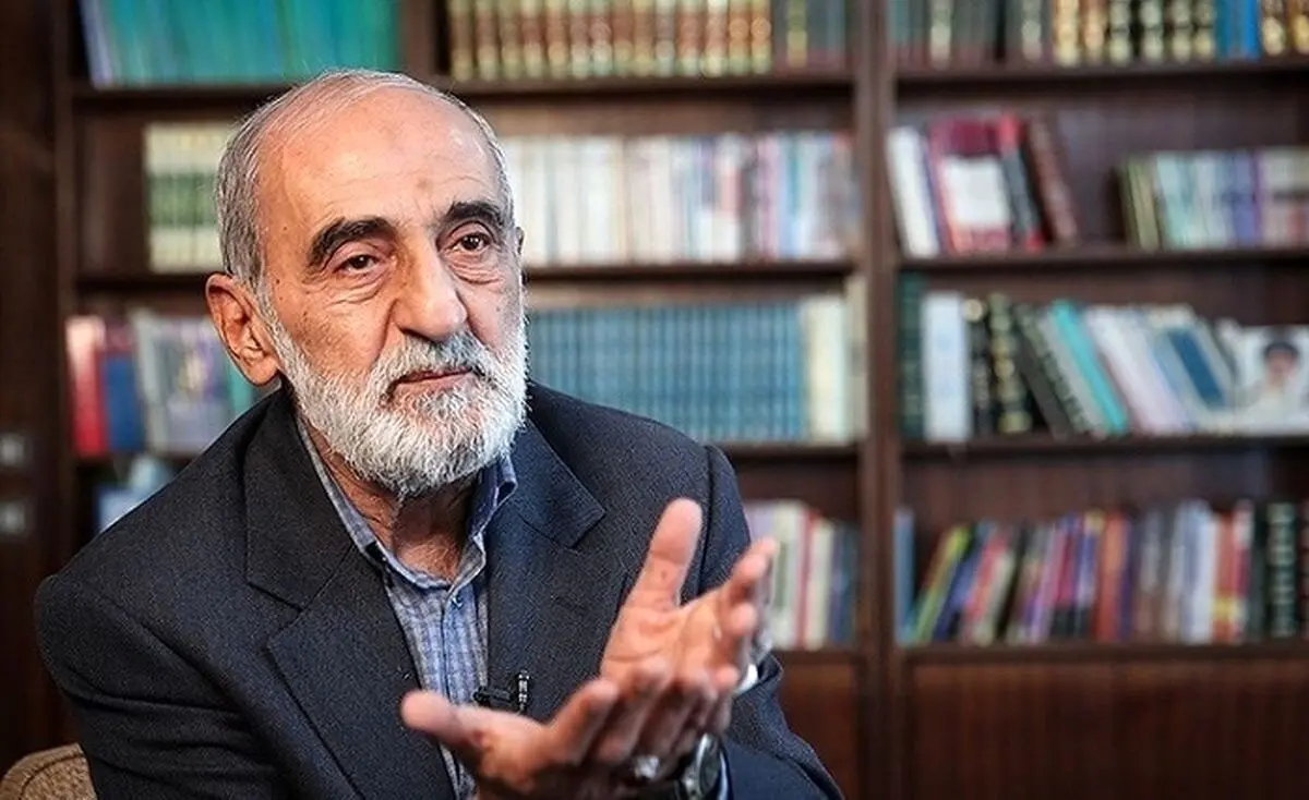 شریعتمداری: حامیان مذاکره یا احمق هستند یا خائن

