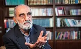 شریعتمداری: حامیان مذاکره یا احمق هستند یا خائن

