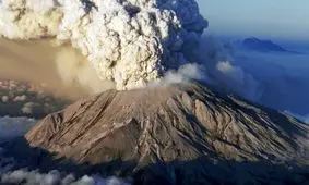 ماجراجویی خطرناک جوان یمنی بر لبه دهانه آتشفشانی/ ویدئو