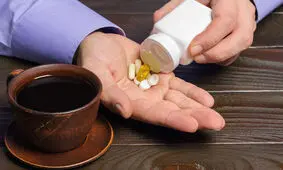 کافئین می‌تواند به اثربخشی داروهای مسکن کمک کند؟ 