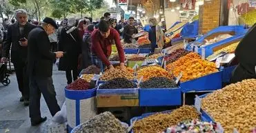  رنگ آمیزی آجیل توسط دستفروش ها/ فروش آجیل قسطی افزایش پیدا کرده است/ آجیل ۱۰۰ درصد گران شد