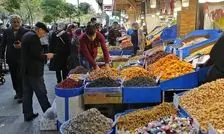  رنگ آمیزی آجیل توسط دستفروش ها/ فروش آجیل قسطی افزایش پیدا کرده است/ آجیل ۱۰۰ درصد گران شد