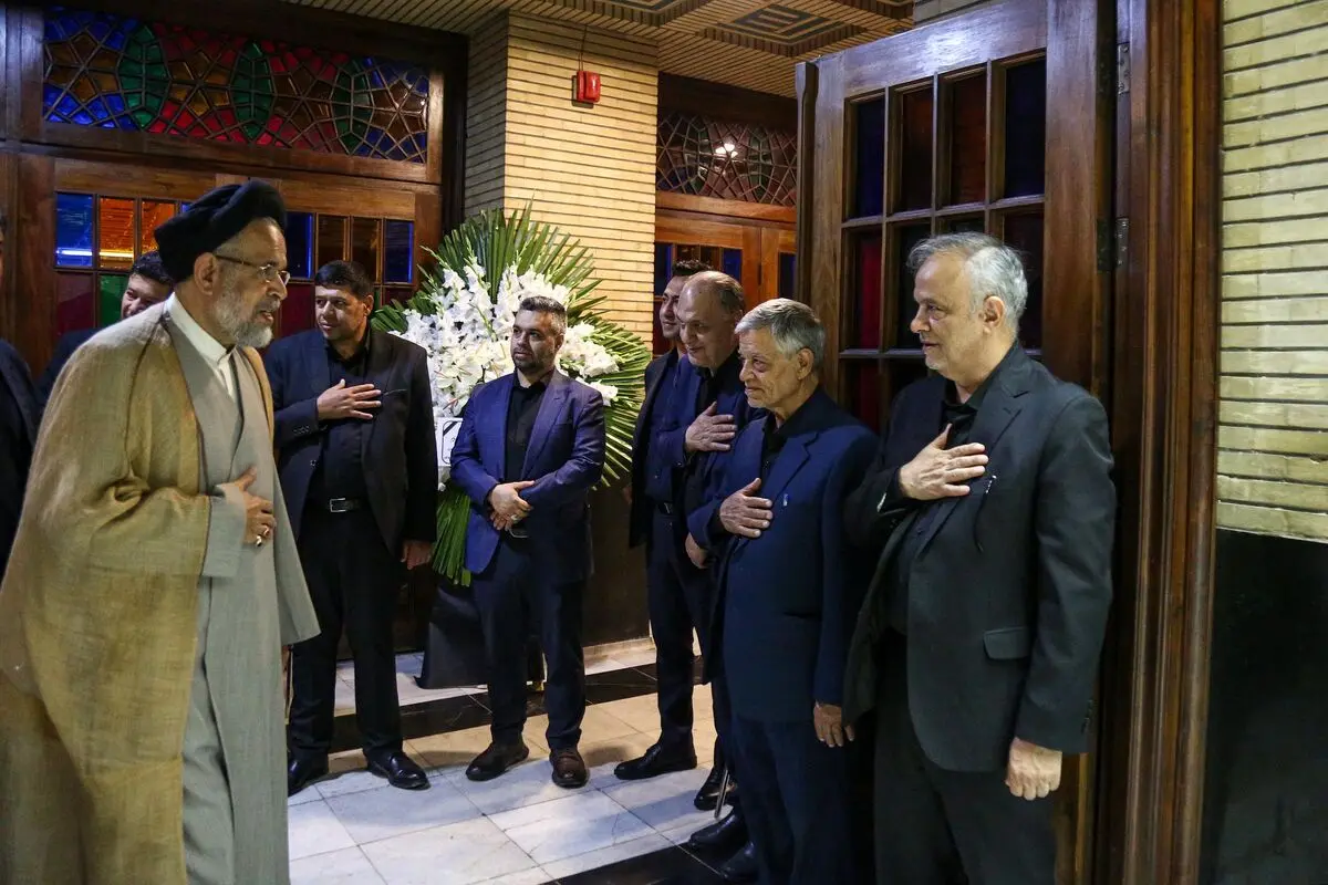 همنشینی سیاستمداران و نظامیان در یک مجلس ختم
