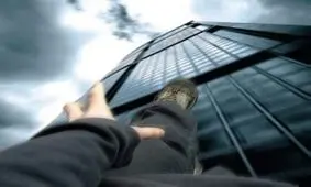 سقوط کودک از ساختمان در آغوش یک عابر پیاده/ ویدئو