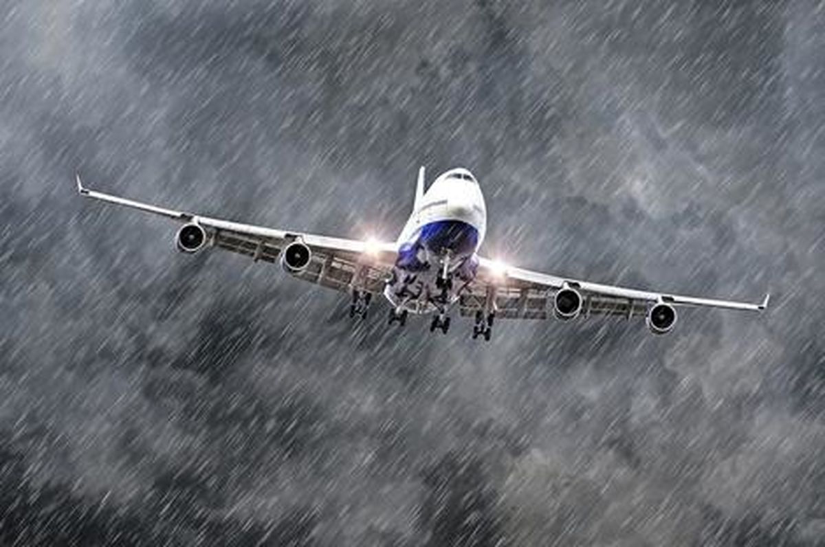 فرود بوئینگ ۷۳۷ در باران شدید از زاویه کابین خلبان/ ویدئو
