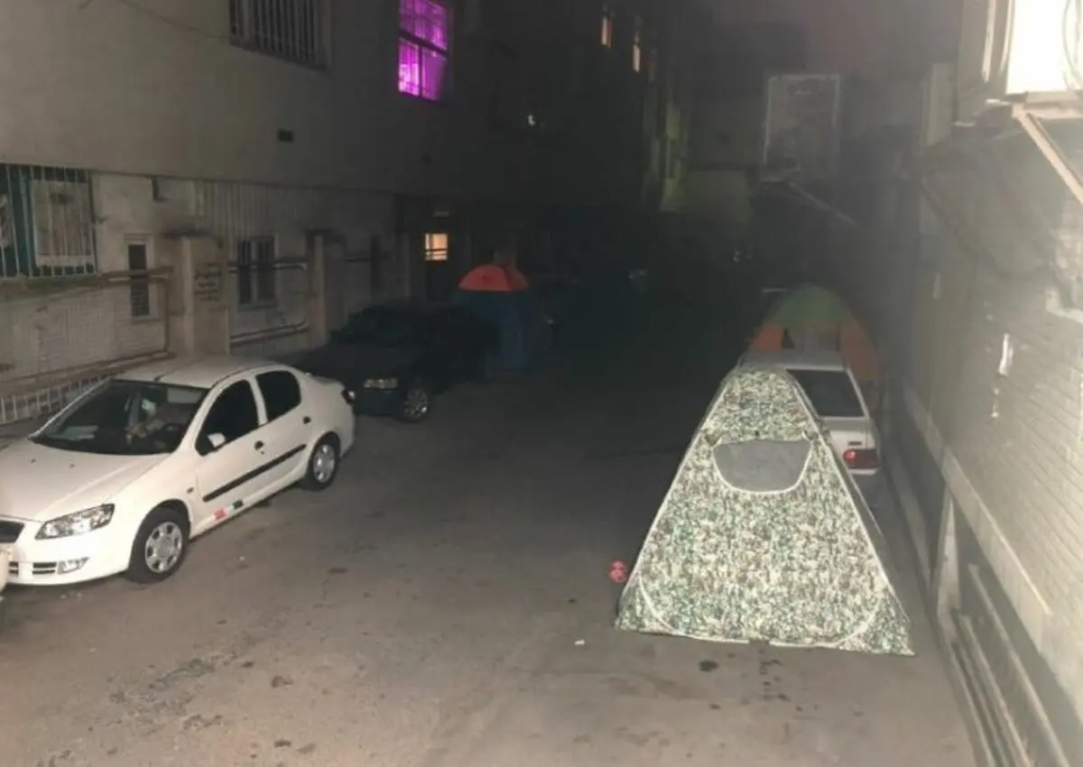 چادرخوابی همراهان بیماران بیمارستان کودکان تهران