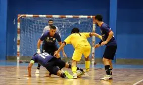 اتفاقی عجیب در لیگ ایران؛ فوتسال یا هاکی روی یخ؟!/ ویدئو

