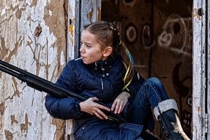داستان عکس دختر اوکراینی با آبنبات چوبی و تفنگ