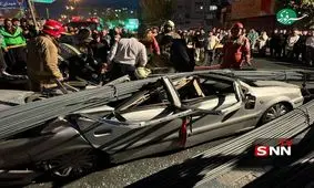 واژگونی کامیون حامل میلگرد در کوهسار و سقوط بار روی خودروی سواری