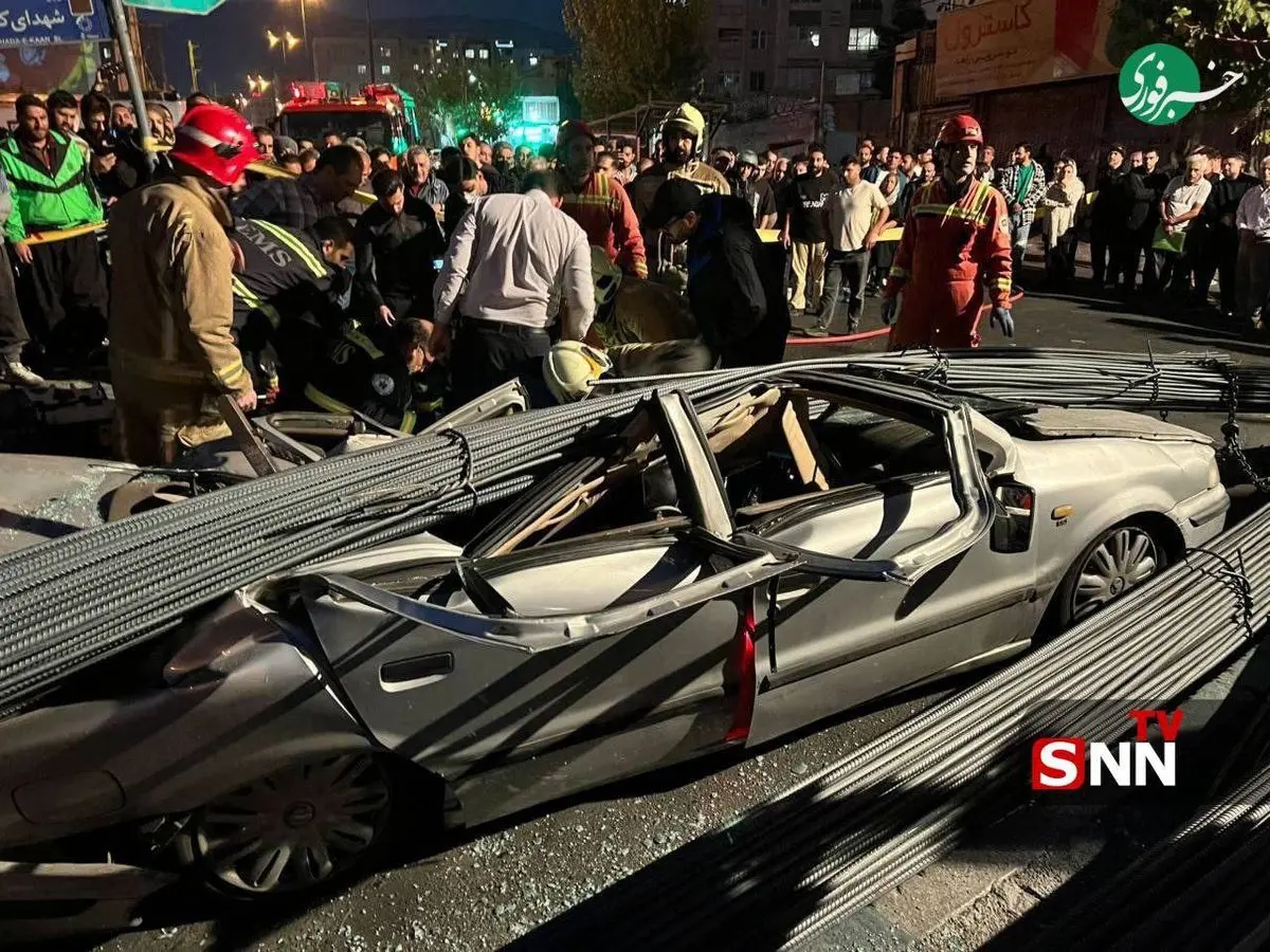 واژگونی کامیون حامل میلگرد در کوهسار و سقوط بار روی خودروی سواری