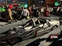 واژگونی کامیون حامل میلگرد در کوهسار و سقوط بار روی خودروی سواری