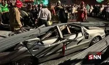 واژگونی کامیون حامل میلگرد در کوهسار و سقوط بار روی خودروی سواری