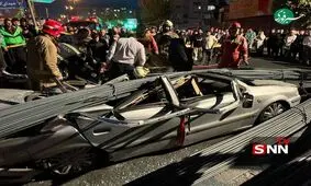 واژگونی کامیون حامل میلگرد در کوهسار و سقوط بار روی خودروی سواری