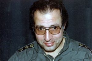  سفر در زمان؛ «جواد فکوری، فرمانده نیروی هوایی ارتش» در کنار جنگنده اش؛ دهه 50/ عکس