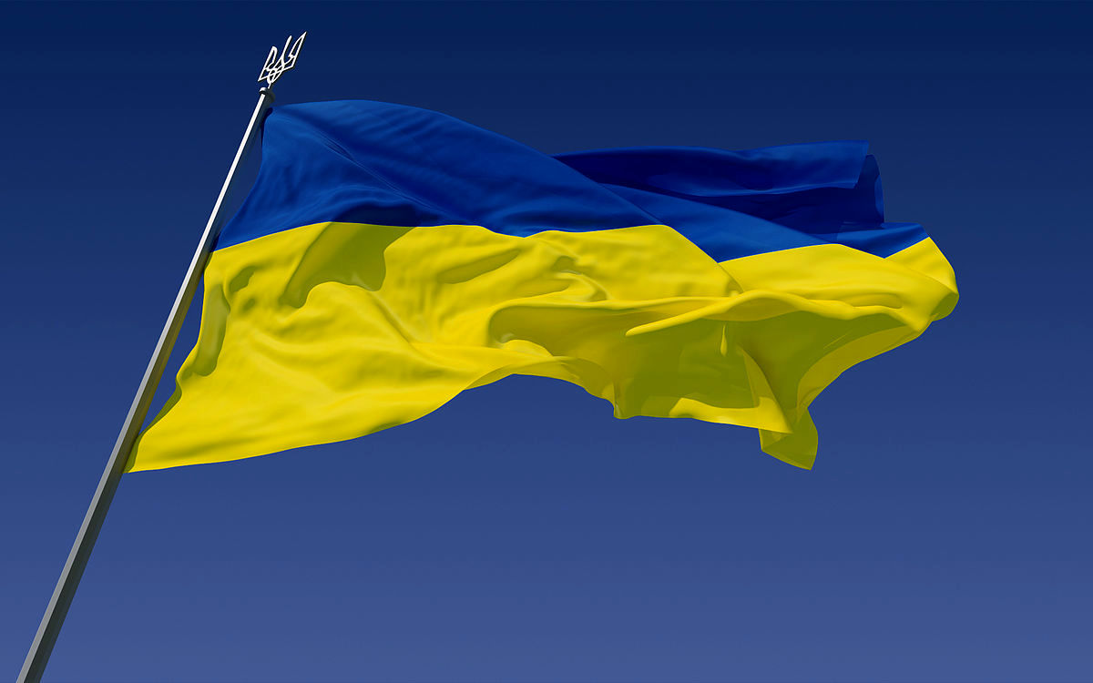 نصب پرچم اوکراین در یک هیات مذهبی/ عکس