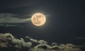 آیا ماه کامل واقعاً بر خواب ما تأثیر می‌گذارد؟