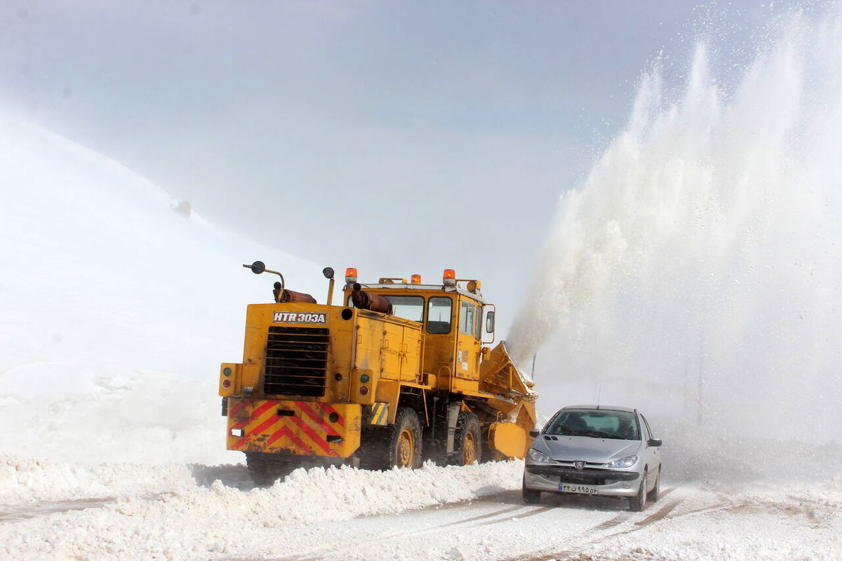 ارتفاع برف در گردنه الماس از ۲ متر فراتر رفت/ رهاسازی بیش از ۱۰۰ دستگاه خودرو از برف و کولاک