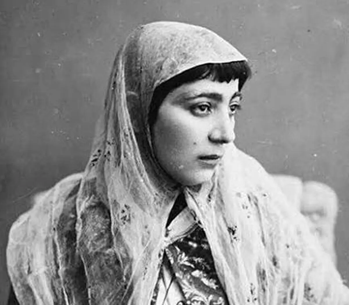 سفر به ایران قدیم؛ عکس دسته‌جمعی «شاهدخت‌های قاجاری» در حیاط یک خانه 