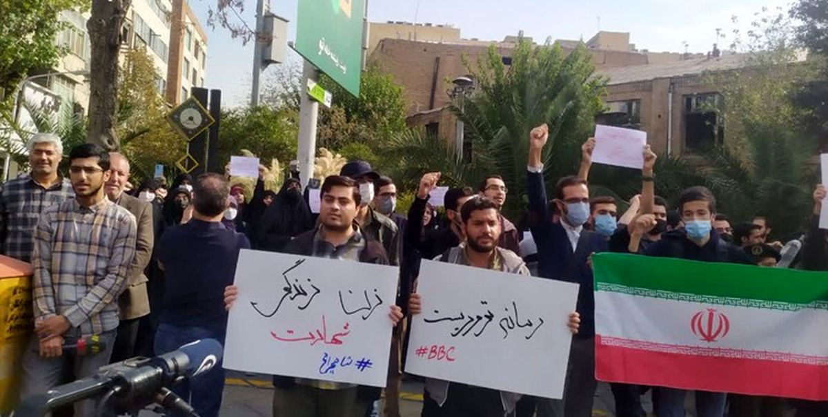 تجمع اعتراضی دانشجویان در مقابل سفارت انگلیس در تهران