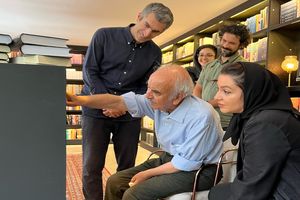 حضور استاد شفیعی کدکنی در کتاب فروشی مجتبی جباری با نام راوی/ عکس
