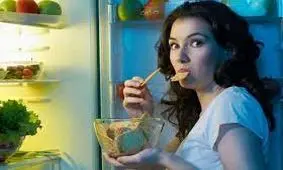 چند راهکار ساده برای ترک ریزه خواری/ ویدئو