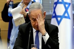 ضرب و شتم وزیر کشاورزی نتانیاهو با میله پرچم!/ ویدئو

