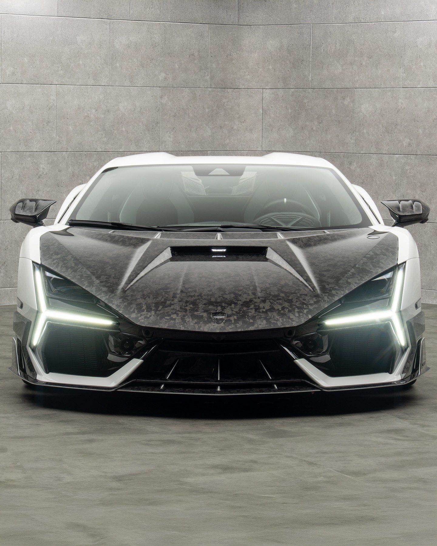 لامبورگینی روئلتو با پکیج سفارشی‌سازی «Initiate» منصوری، که با ارتقای قدرت به ۱۰۷۰ اسب بخار، شتاب صفر تا صد ۲.۴ ثانیه‌ای و بدنه فیبر کربنی، مرزهای عملکرد این ابرخودرو را جابه‌جا کرده است