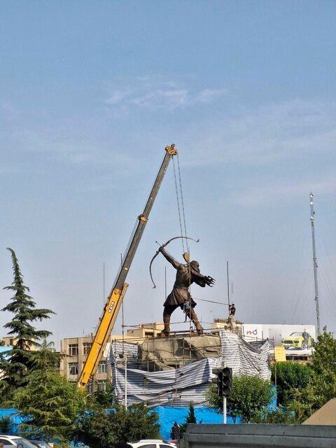 رونمایی از یک مجسمه جدید در میدان ونک