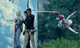 ویدئویی پربازدید از پرش زن ۸۲ ساله 