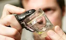 جنون اکسیر جوانی، از آتش زدن پوست تا تزریق زهر افعی