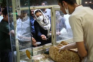 نان تهرانی ها تا پایان ماه ۲۰۰ تا ۱۰۰۰ تومان گران می‌شود/ افزایش قیمت نان از پایان مرداد

