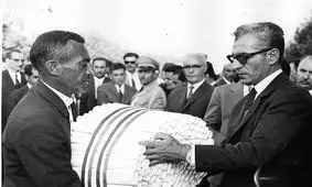 کشاورزان قم با طلاب زد و خورد کردند/ عده ای از روحانیون، دانشجویان و اعضای برجسته جبهه ملی بازداشت شدند/ شاه به دهقانان قم سند مالکیت داد/ عکس