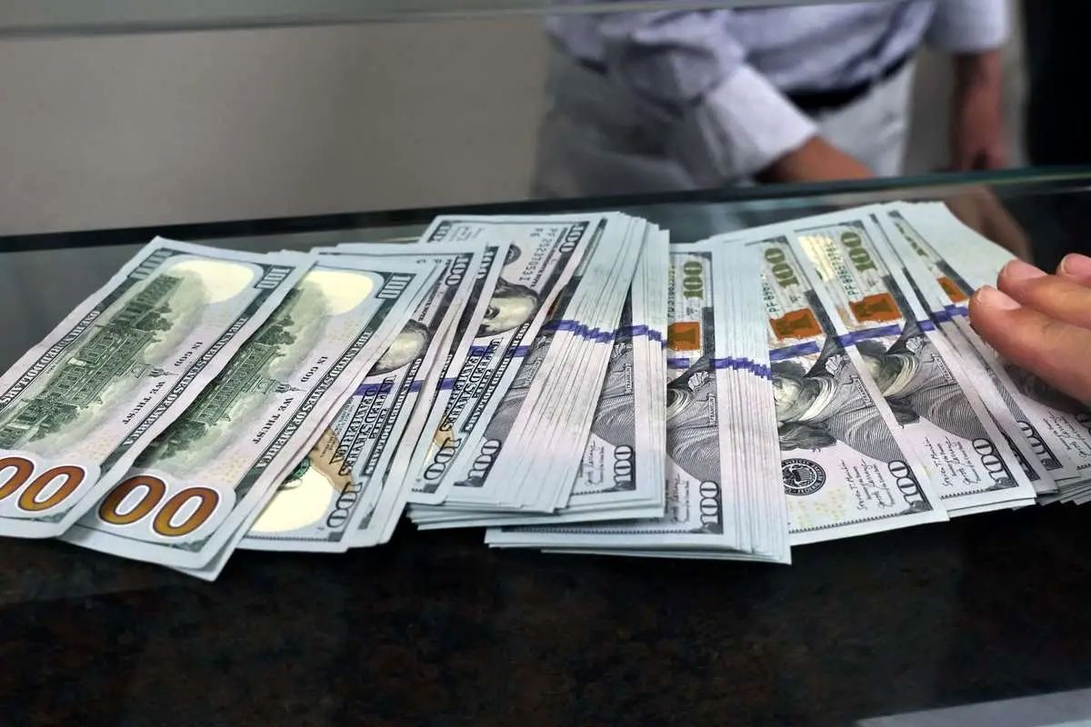سقوط جهانی نرخ دلار؛ بدترین عملکرد نیمسال اول از دهه ۱۹۷۰