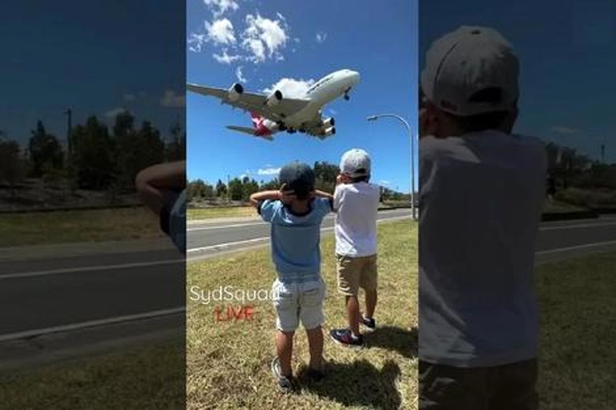 عبور بزرگترین هواپیمای جهان از بالای سر 2 کودک/ ویدئو