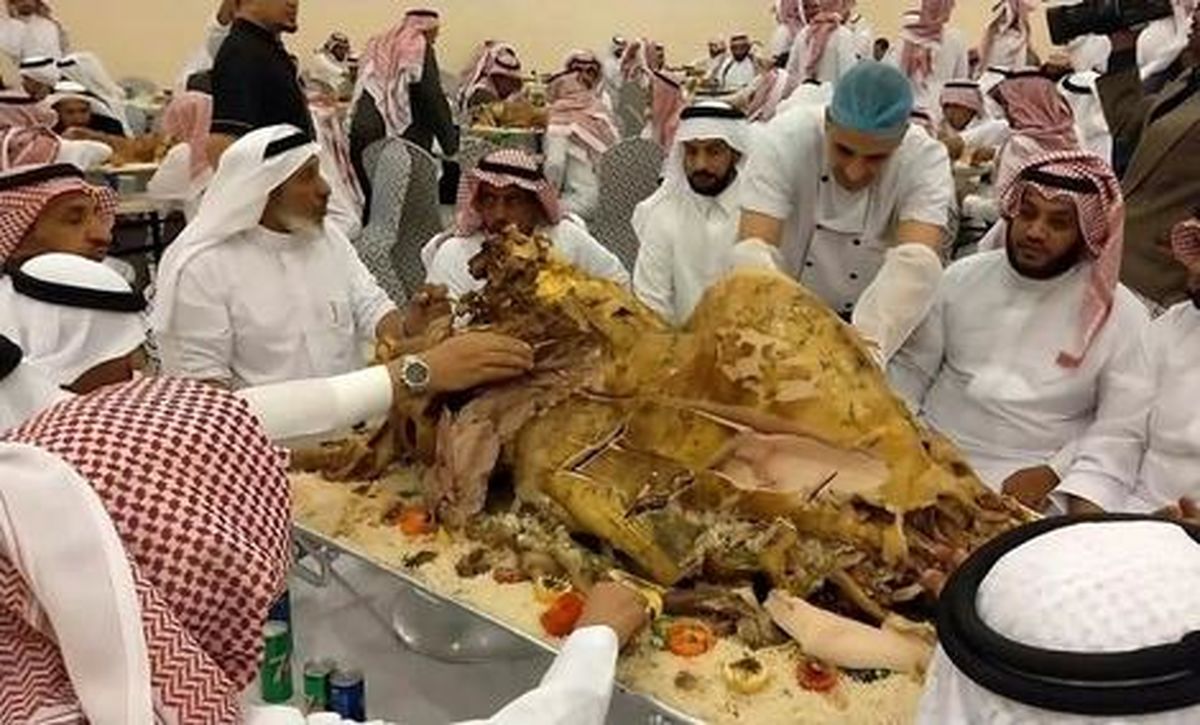 سرو و برش زدن شترهای بریانی در مراسم عروسی عربی/ ویدئو