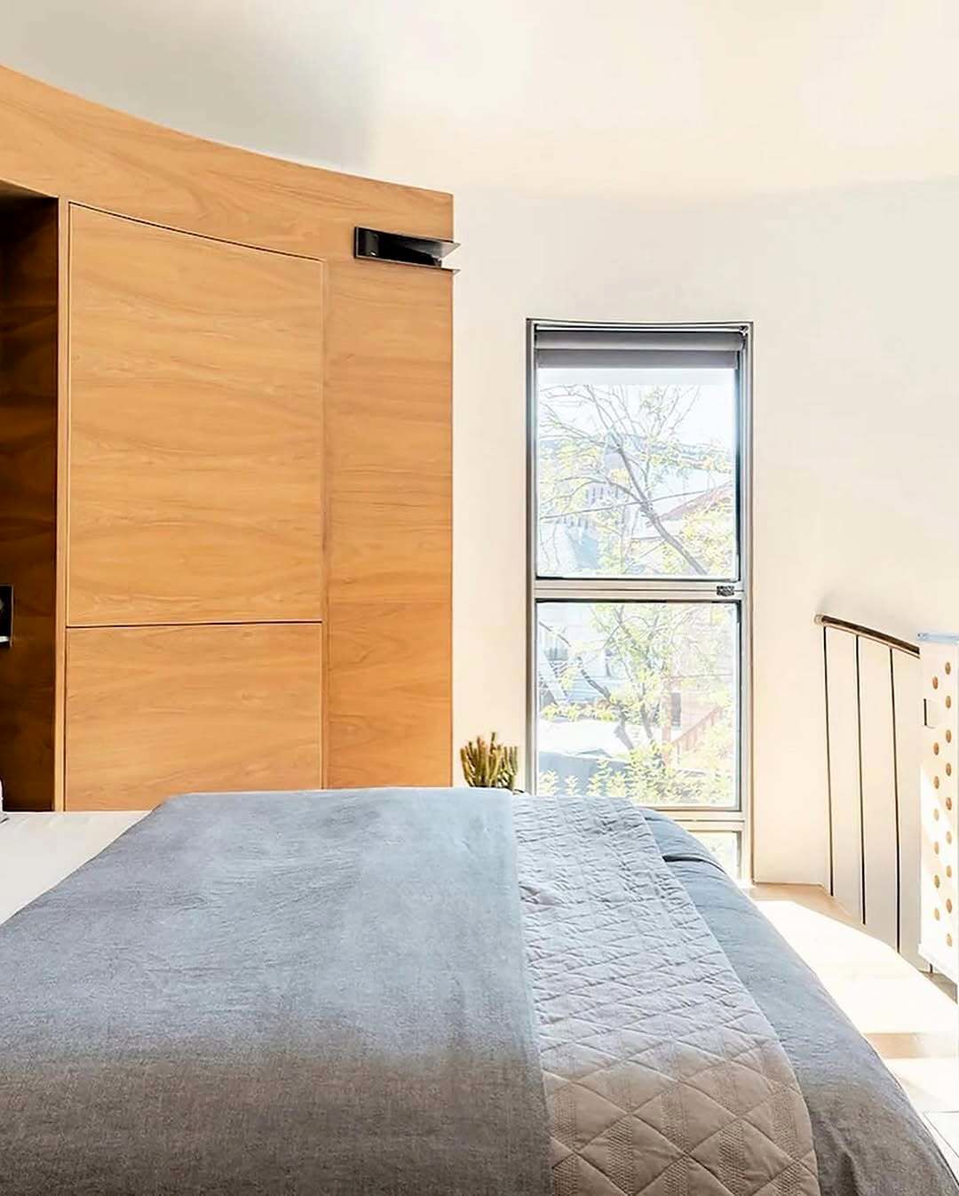 پروژه نوآورانه «خانه سیلو» در فینیکس آریزونا، بازسازی یک سیلو غلات قدیمی به یک خانه ریزمقیاس (۲۱ متر مربع) و مدرن، که مفهوم مسکونی را در یک سازه غیرمرسوم بازتعریف می‌کند