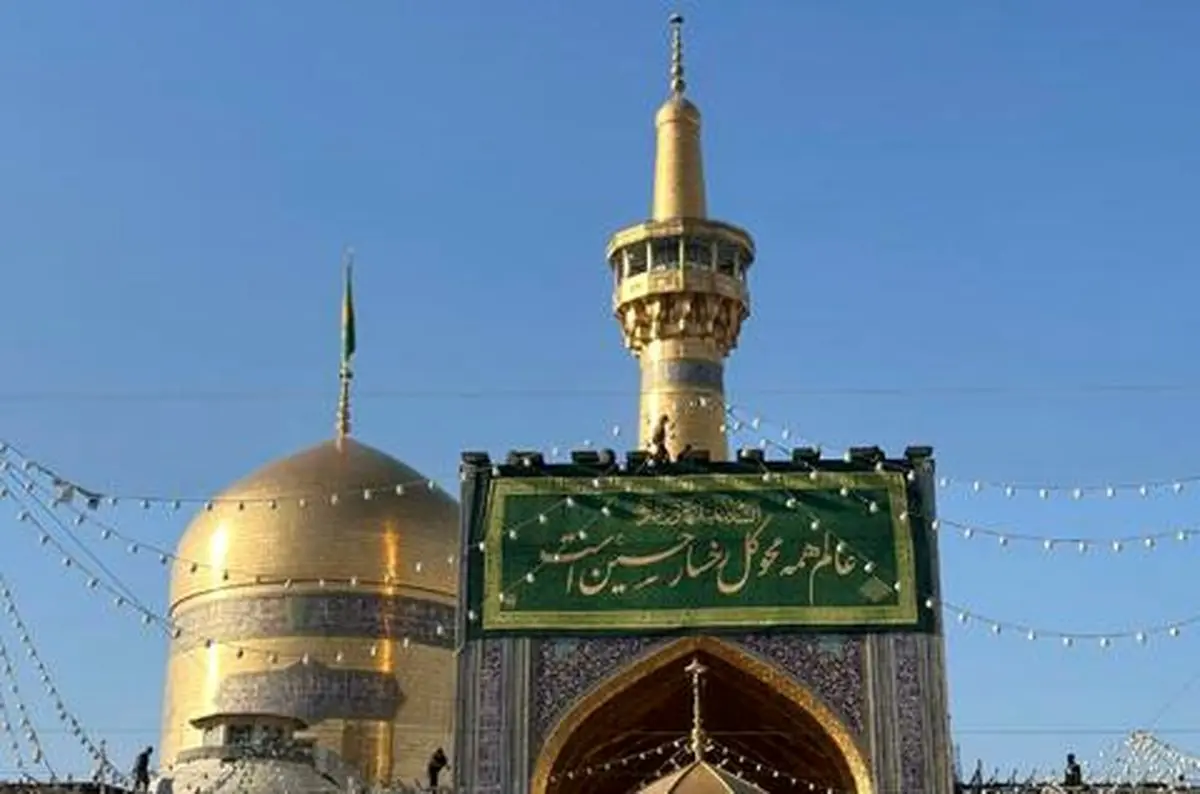 نصب کتیبه‌های ولادت امام حسین علیه السلام در حرم مطهر امام هشتم/ ویدئو 