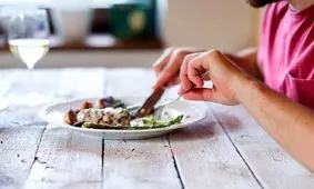 چگونه کمتر غذا بخوریم؟